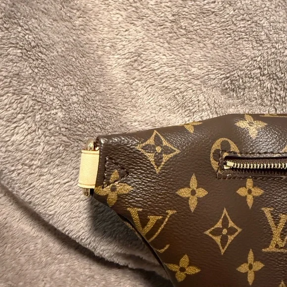 Louis Vuitton Brown and Tan Monogram Crossbody Bag - Picture 4 of 9